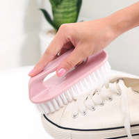 Brosse de nettoyage multi-usages à poils souples avec manche en plastique pour lavabo de salle de bain, cuisine, sol, buanderie et toilettes