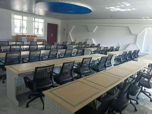 Bureau moderne motorisé avec écran LCD pour conférence vidéo sans papier, idéal pour la salle de classe, la formation et les ateliers – Mobilier de salle de réunion - Product Image 3