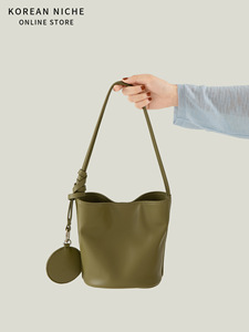 Sac seau décontracté et élégant pour femme, nouveau design de niche, polyvalent, de haute qualité, avec décorations, vente en gros - Product Image 2