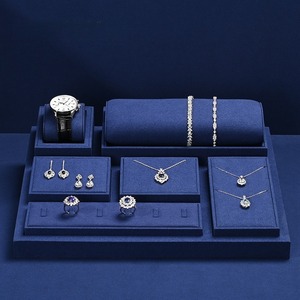 Exhibidores de joyería de lujo personalizados, de alta gama, de microfibra, para anillos, collares, relojes y otras piezas de joyería. - Product Image 1