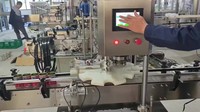 Machine de scellage automatique de gobelets en plastique pour la ligne de production d'emballage de gobelets de yaourt, de gelée, de jus et d'eau