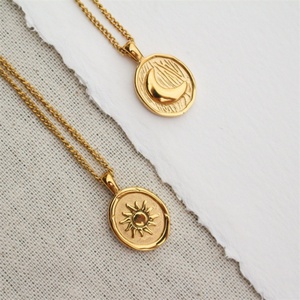 Collier soleil plaqué or avec pendentif rond en acier inoxydable anti-ternissement - Product Image 4