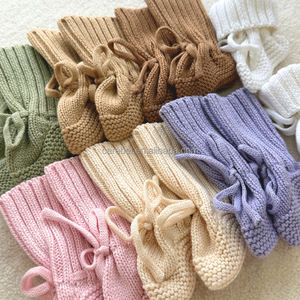 Chaussons en <span class=keywords><strong>crochet</strong></span> faits main pour nouveau-nés avec attaches, couleur unie, 0-3 mois, chaussettes en coton pour bébé avec étiquettes personnalisées, tricot pour bébé garçon et fille - Product Image 4