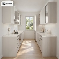 Meuble de cuisine stratifié sur mesure, aménagement contemporain en U, boîtes de rangement en contreplaqué, rangements extractibles et charnières à fermeture amortie