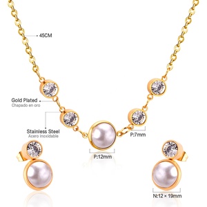 Conjunto de Collar y Aretes de Perlas y Circonitas en Acero Inoxidable con Baño de Oro de 18K, Joyería Nupcial para Mujer - Product Image 2