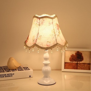 Lámpara de Mesa LED Moderna Minimalista de Estilo Europeo, Luz Cálida Ajustable para Lactancia, Diseño Creativo Festivo, Voltaje de Entrada de 5V - Product Image 1