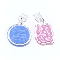 Prix usine Kunshan : Breloques de téléphone en acrylique personnalisées double face au design mignon et petits embouts anti-poussière USB / Type-C en acrylique pour téléphone