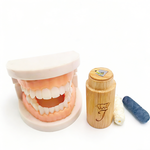 Fil dentaire en bambou biodégradable, organique, végétalien, ciré, avec logo personnalisé - Product Image 1