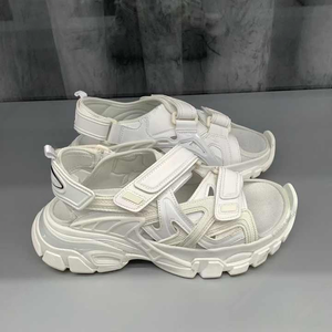 Sandalias para hombre elegantes, transpirables y casuales con suela suave de EVA y función antideslizante, ideales para uso en exteriores y en la playa. - Product Image 1
