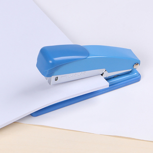 Engrapadora de Escritorio Manual de Metal Estilo Clásico Eagle con Removedor de Grapas 207R 24/6 y 26/6 para Material Escolar y de Oficina, Azul - Product Image 5