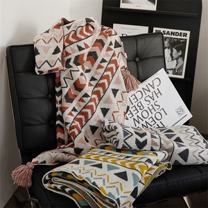 Copridivano in acrilico lavorato a maglia con logo, nappa decorativa, tecnica jacquard, stile decorativo <span class=keywords><strong>BLG</strong></span> - Product Image 1