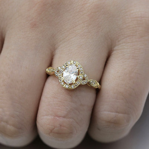 Elegante anello rotondo da donna con design scintillante intarsiato, gioielli alla moda per tutti i giorni - Product Image 4
