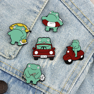 Broche grenouille verte, motif animal de dessin animé mignon, style japonais, badge polyvalent, épingle décorative personnalisée pour sac d'école, bijou étudiant - Product Image 1