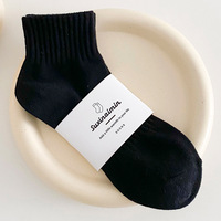 Chaussettes simples de style coréen pour femmes, printemps et été, couleur unie, vertes, polyvalentes et tendance, chaussettes en coton noir et blanc