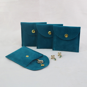 Sac cadeau pour bijoux en microfibre velours gris et rouge avec bouton pression, prêt à être expédié, avec insert et pochette pour bijoux - Product Image 3