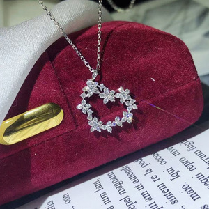 Collana con ciondolo a forma di cuore con zirconi per donna, elegante gioiello con catena a clavicola per matrimoni e feste - Product Image 1