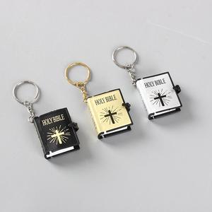 Porte-clés en papier 3D pliables écologiques en forme de mini Bible chrétienne classique, accessoires mignons avec mousqueton pour la vente en gros - Product Image 3