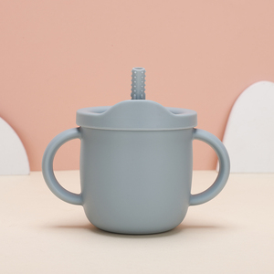Gobelet d'apprentissage en silicone avec bec souple et poignées pour bébés et tout-petits de 6 à 12 mois - Product Image 1