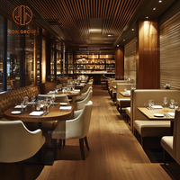 Meubles de restaurant de café classique, table ronde brune, chaises à assise pâle et ensemble de canapé en tissu incurvé pour la salle à manger