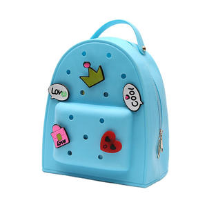 Sac à dos en silicone bleu clair avec design perforé et patchs décoratifs, fermeture éclair, utilisation toutes saisons - Product Image 1