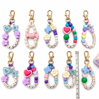 Kit de fabrication de porte-clés et breloques pour sacs DIY en gros avec perles lettres en acrylique, perles nacrées, cordons cirés, fermoirs mousquetons et boîte d'organisation