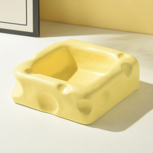 Novo Design Bonito Cerâmica <span class=keywords><strong>Pet</strong></span> Food Prato Alta Qualidade Upclay Praça Queijo Forma Antiderrapante Gato Cão Alimentador Tigela