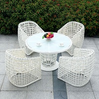 Ensemble table et chaises d'extérieur de style moderne, ensemble table et chaises de salle à manger, ensemble de chaises en rotin tressé, ensemble de thé et de dîner, mobilier de jardin, villa