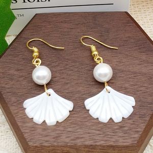 क्लासिक माँ-ऑफ-मोती सफेद फूलों की बालियां मध्यम आकार वाली स्टड स्टेनलेस स्टील ब्रांड्स गहने हेवीयन द्वीप - Product Image 4