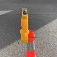 Feux de signalisation solaires LED jaunes en plastique avec protection IP66 pour la sécurité routière et le contrôle du trafic des cônes de signalisation