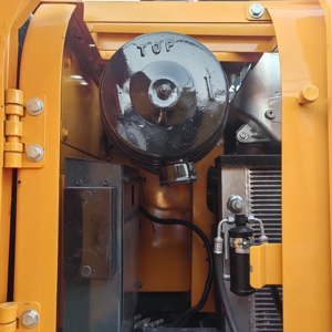 Excavatrice Hyundai R220HD d'occasion de 22 tonnes avec moteur Cummins, pompe hydraulique et boîte de vitesses, faible nombre d'heures, pour les travaux de terrassement et de construction - Product Image 3