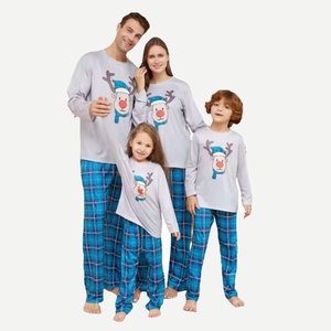 Pijamas Navideños Familiares al por Mayor con Estampado de Ciervos Azules, Pijamas Navideños Personalizados para Niños, Conjuntos de Pijamas Familiares de Bambú, Pijamas para Mujer - Product Image 1