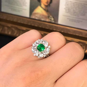 Bague et pendentif convertible en émeraude du Panjshir, Afghanistan, 0,95 ct, or 18 carats avec diamants d'Afrique du Sud et saphirs blancs - Product Image 1