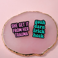 Großhandel Metall-Emaille-Anstecknadeln 'She Got It From Her Trauma' Broschen Reversnadeln Neujahrs-Jubiläums-Schmuckgeschenk
