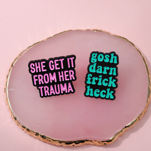 Broches personnalisées en émail « <span class=keywords><strong>Elle</strong></span> a hérité de son traumatisme » pour femmes, badges de revers, cadeau de bijoux pour le Nouvel An et les anniversaires - Product Image 3