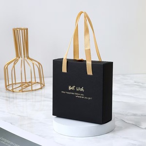 Boîtes cadeaux en papier de luxe écologiques faites à la main 2025 avec poignées en ruban |   Logo personnalisé <span class=keywords><strong>Meilleurs</strong></span> vœux |   Doublure en velours recyclé - Product Image 5
