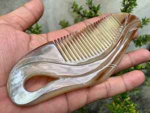 Peine de cuerno de búfalo natural hecho a mano, pulido y con dientes lisos para desenredar y peinar el cabello, promueve un cuero cabelludo saludable. - Product Image 4