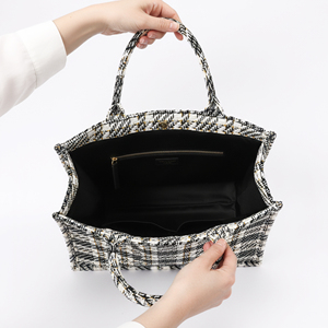 Bolsa de Compras Reutilizable con Diseño Excelente y Patrón Geométrico Clásico, Fabricada con Tela RPET Ecológica y Asa Tubular - Product Image 3