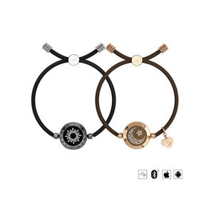 Zon Maan Matchende Armbanden - Slimme Vibratie & LED-Flits Paarset voor Geschenken voor Relaties op Afstand. - Product Image 2