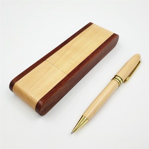 Set Regalo di <span class=keywords><strong>Penne</strong></span> <span class=keywords><strong>in</strong></span> Legno <span class=keywords><strong>Fatte</strong></span> <span class=keywords><strong>a</strong></span> <span class=keywords><strong>Mano</strong></span>, Ecologiche, di Alta Qualità, Lussuose, Personalizzabili con Logo Inciso, Penna <span class=keywords><strong>a</strong></span> Sfera <span class=keywords><strong>in</strong></span> Legno con Astuccio <span class=keywords><strong>in</strong></span> Legno - Product Image 4