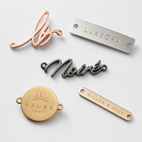 Plaque métallique personnalisée en émail coloré avec logo pour jeans, chaussures, sacs à main, parfums – Faible MOQ, qualité supérieure, directement de l'usine