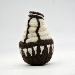 Cupcake de Oreo de Fieltro de Lana Hecho a Mano para Decoración del Hogar - Artesanía de Fieltro de Lana 100% Natural de Nepal - Product Image 1