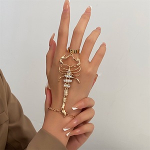 Cadena <span class=keywords><strong>de</strong></span> mano <span class=keywords><strong>de</strong></span> escorpión con diamantes <span class=keywords><strong>de</strong></span> imitación y anillo <span class=keywords><strong>de</strong></span> dedo, pulsera <span class=keywords><strong>de</strong></span> esclavo gótica punk, joyería <span class=keywords><strong>de</strong></span> mano unisex <span class=keywords><strong>de</strong></span> moda - Product Image 1