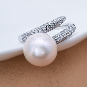 Bague ouverte minimaliste en argent massif S925 avec grande perle blanche de 10-11 mm, finition martelée effet glace pilée, perle de culture authentique - Product Image 4