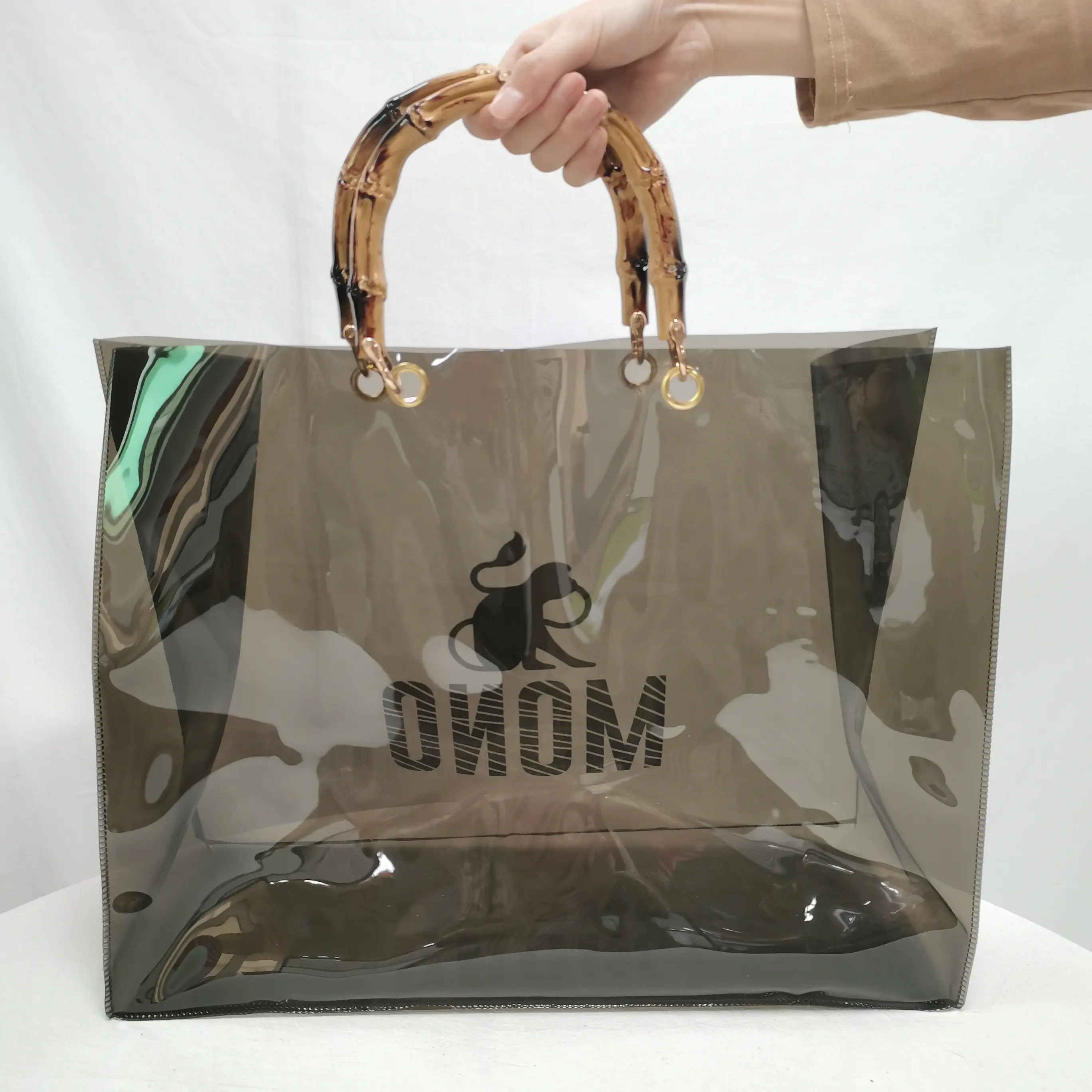 カスタムファッションショッピング女性レディースブラックPVCハンドバッグトートバッグ竹ハンドル付きビーチバッグ