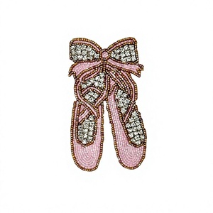 Chaussons de ballet roses faits à la main avec perles, broderie artisanale, accessoire sur le thème des fées, en tissu de coton, ornement décoratif - Product Image 1