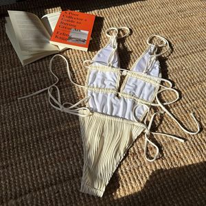 Traje de baño de una pieza acanalado para mujer al por mayor, con cuello en V profundo, tirantes finos múltiples, laterales huecos con lazo, corte alto, de Spandex/Poliéster transpirable - Product Image 5