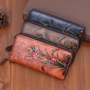 Portefeuille long à fermeture éclair en cuir de vache véritable embossé floral vintage Ando Bag pour femmes - Product Image 1