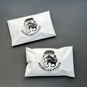 Enveloppes en polyéthylène blanches mates personnalisées avec impression noire - Sacs d'expédition imperméables pour les marques de produits et de style de vie - Product Image 3