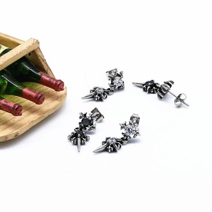 Boucles d'oreilles pendantes Yunnique, motif fleur de glace, noires et blanches, en acier titane, sertissage griffe, style coréen, longues - Product Image 4