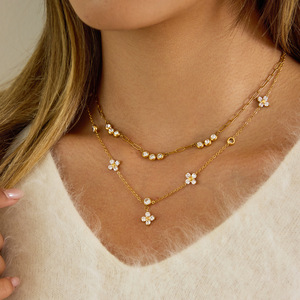 Collier Trèfle à Quatre Feuilles en Zircon avec Chaîne Dorée pour Femme – Bijou Fin à Porter au Quotidien, Pendentif Fleur avec Sertissage Griffe - Product Image 3